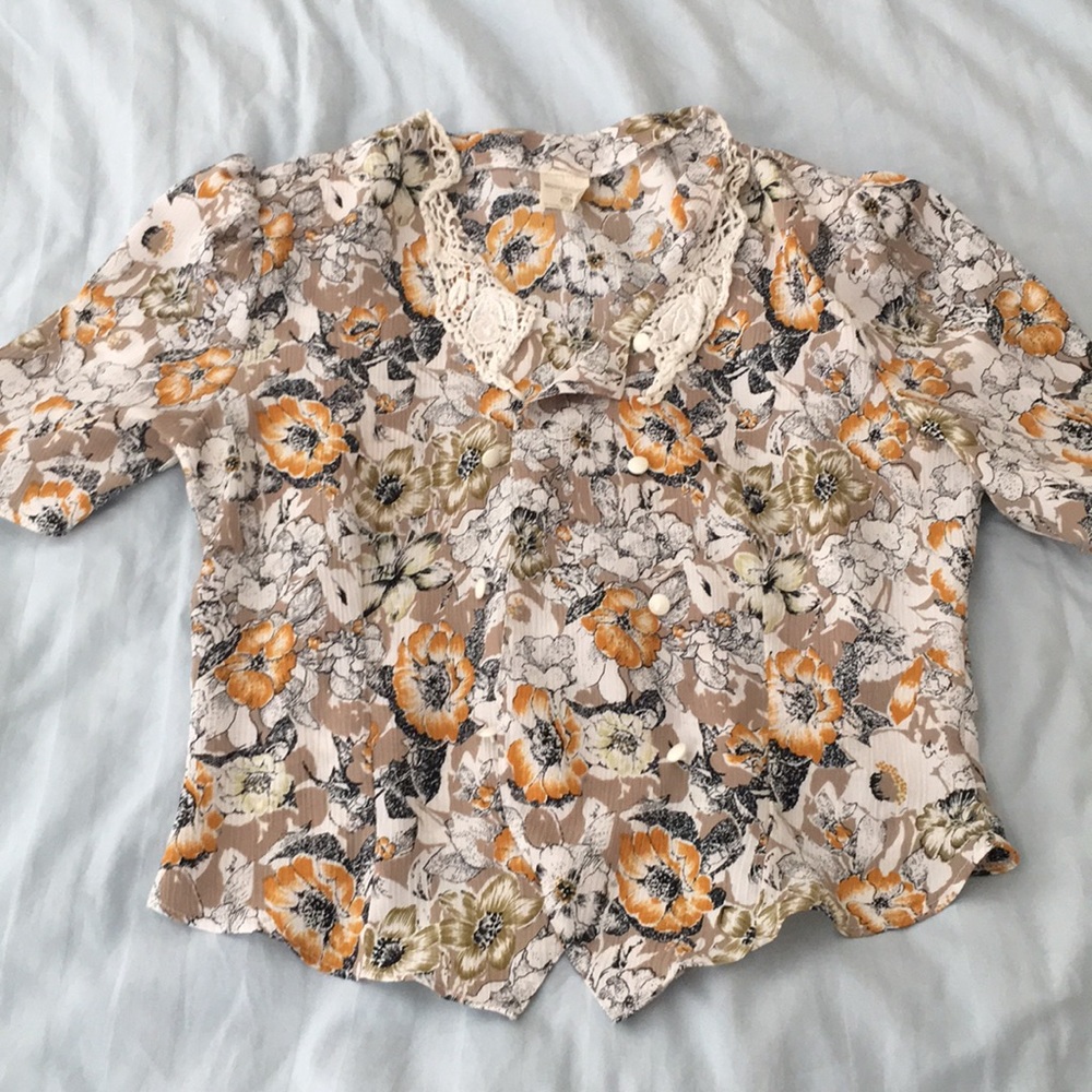 Vintage floral short sleeved blouse with crochet collar